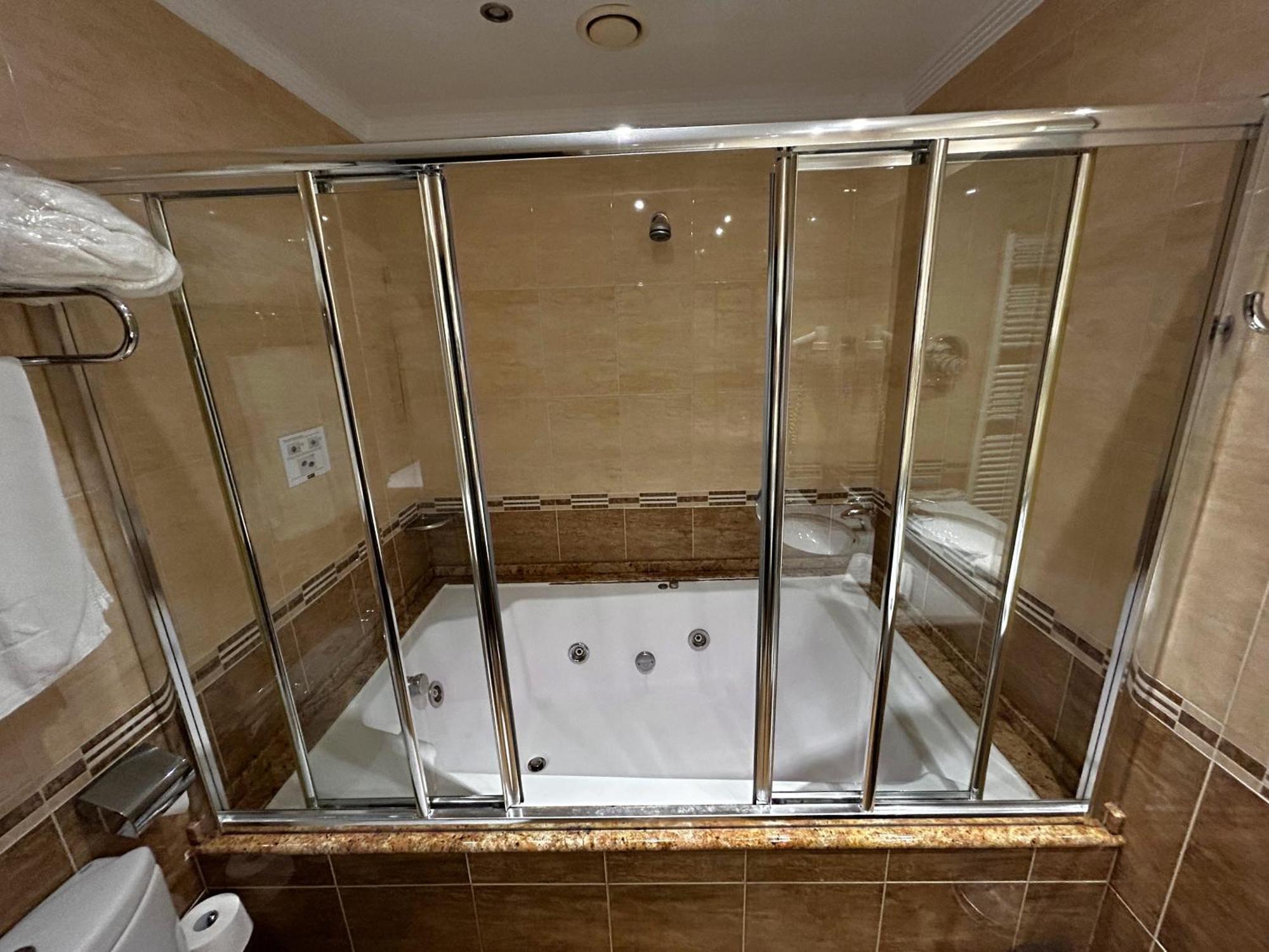 Zouk Hotel Alcala de Henares Bagian luar foto