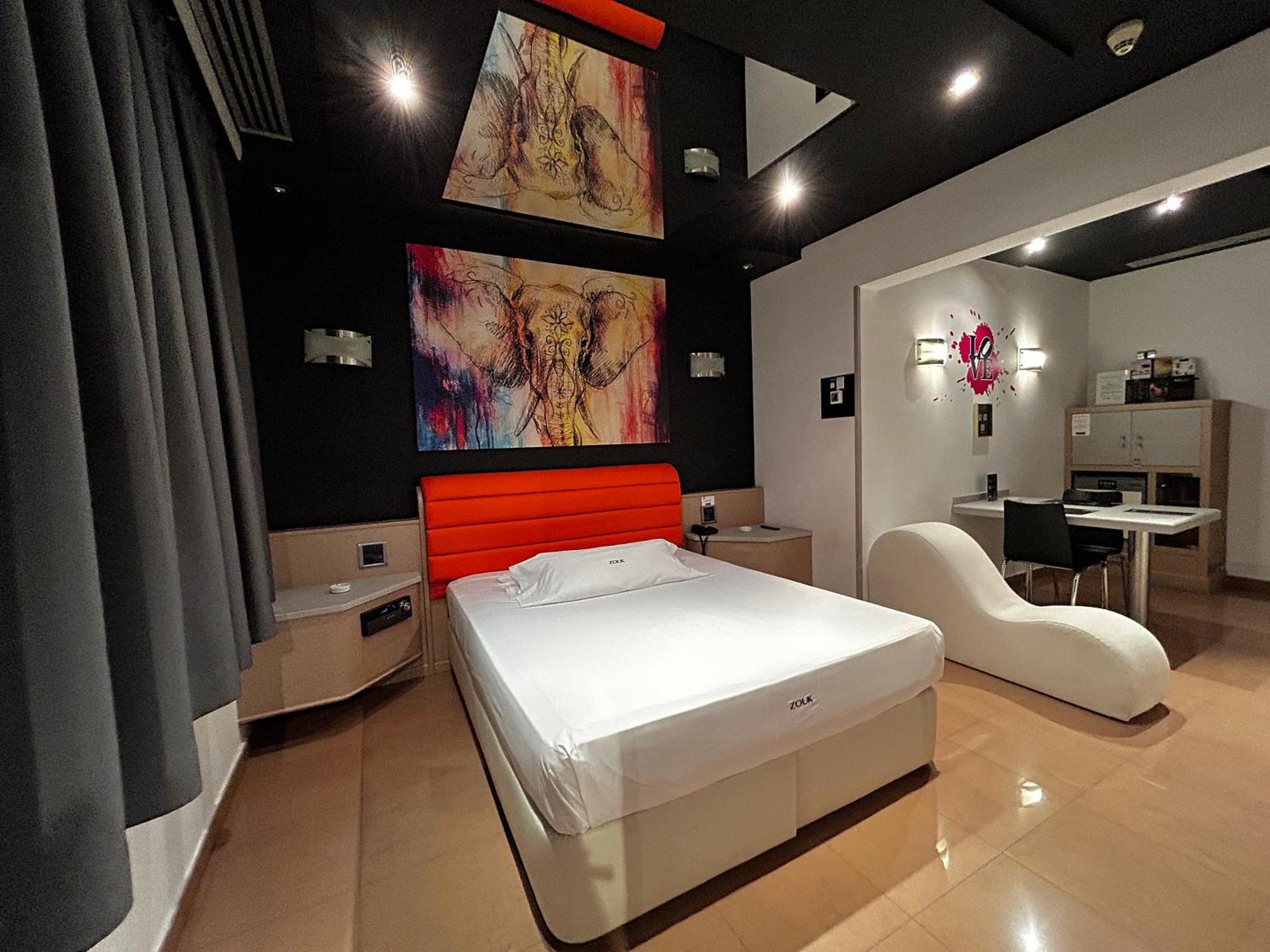 Zouk Hotel Alcala de Henares Bagian luar foto
