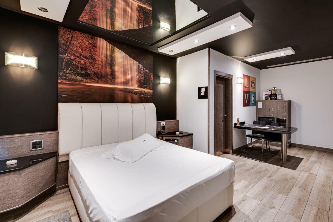 Zouk Hotel Alcala de Henares Bagian luar foto
